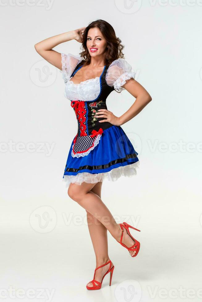 bellissimo giovane brunetta ragazza di oktoberfest stein foto