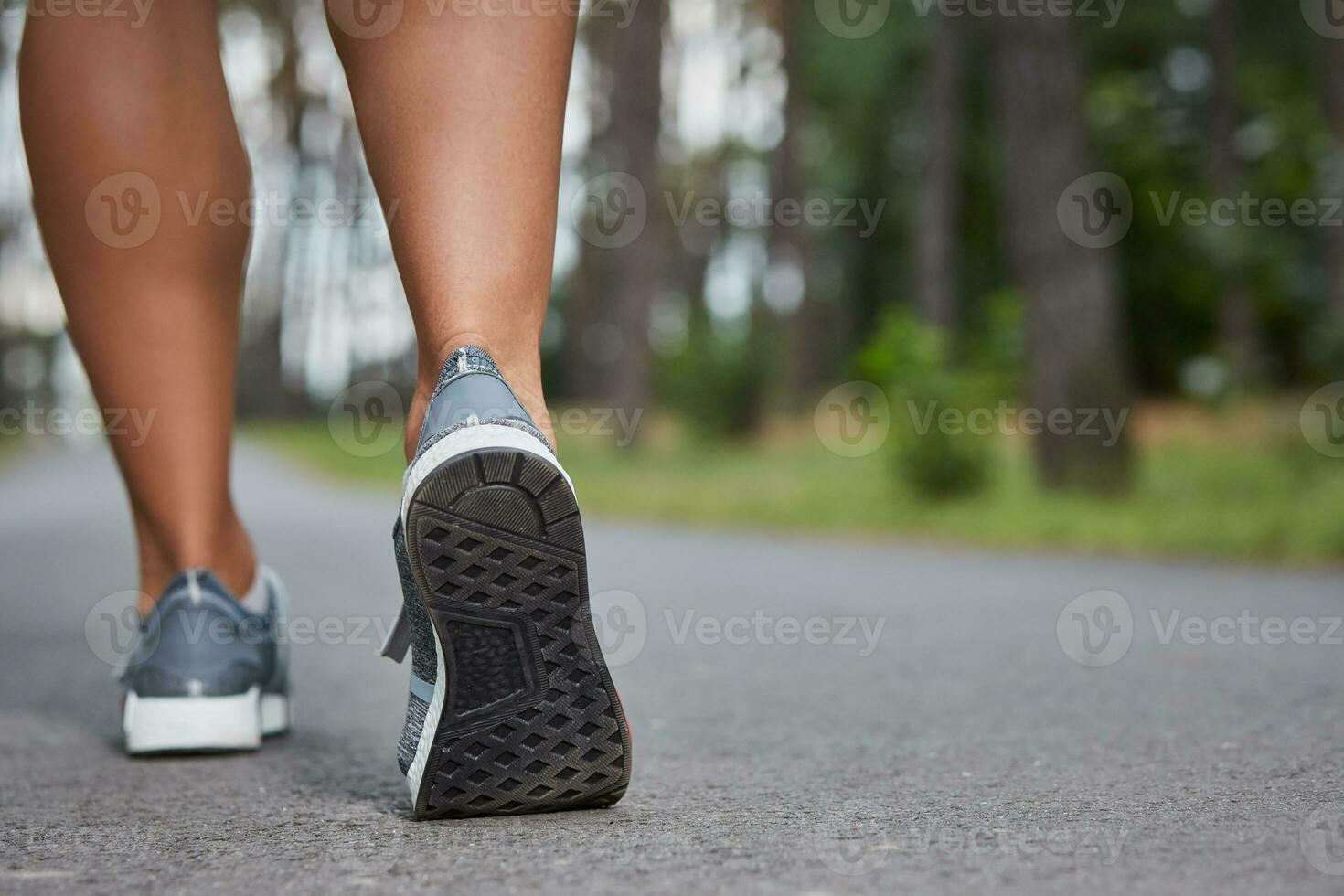 giovane donna che corre all'aperto in un parco cittadino foto