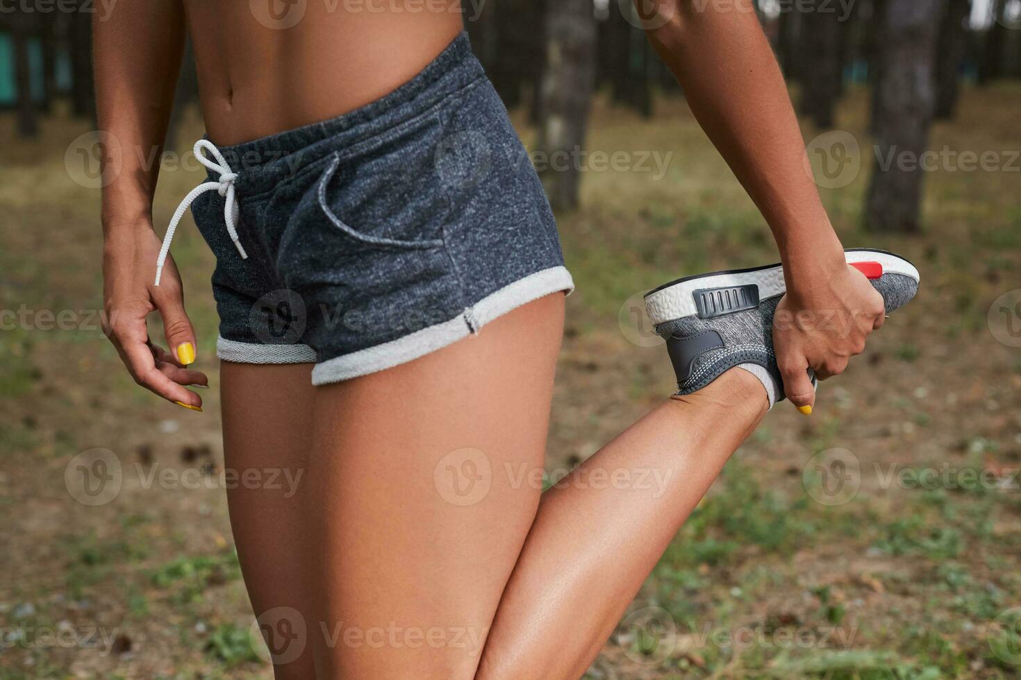 giovane donna che corre all'aperto in un parco cittadino foto