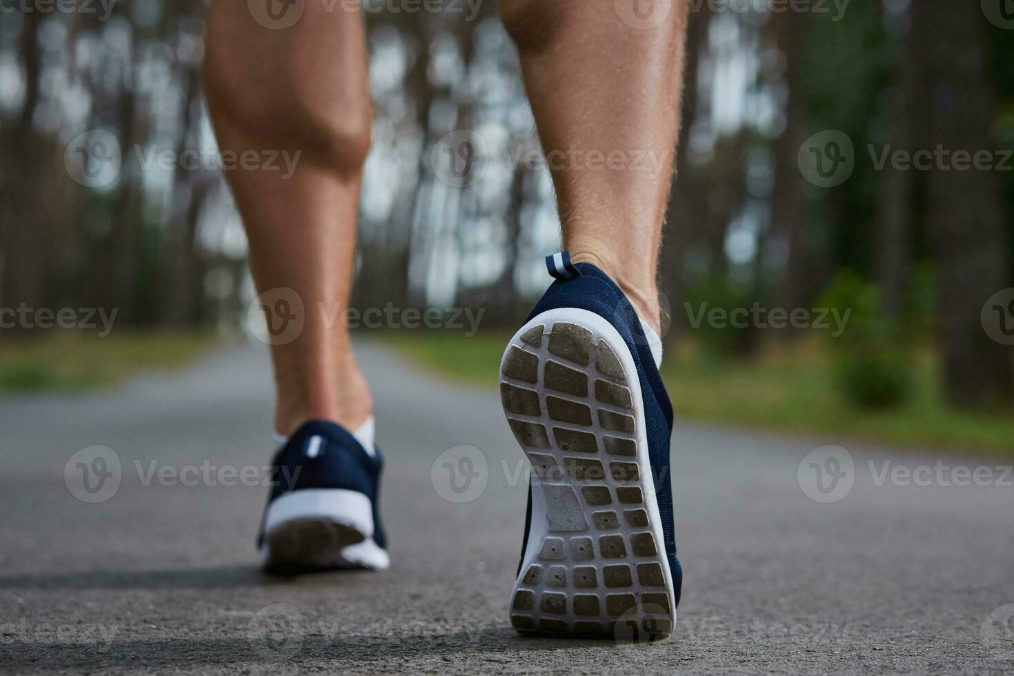 giovane atleta in esecuzione nel il foresta foto