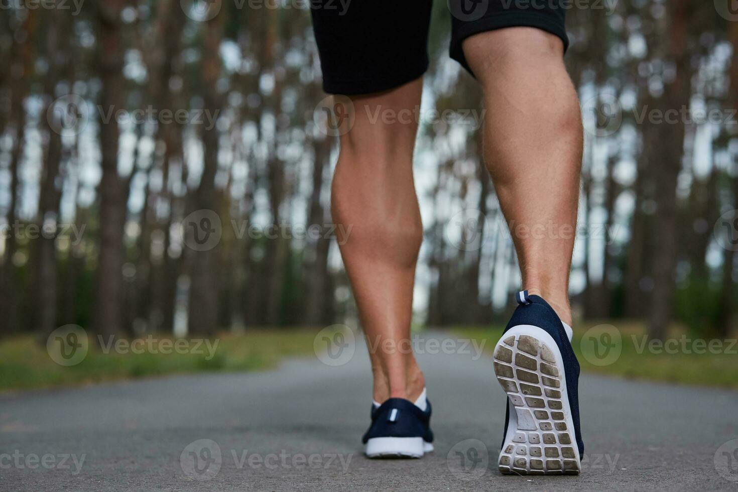 giovane atleta in esecuzione nel il foresta foto