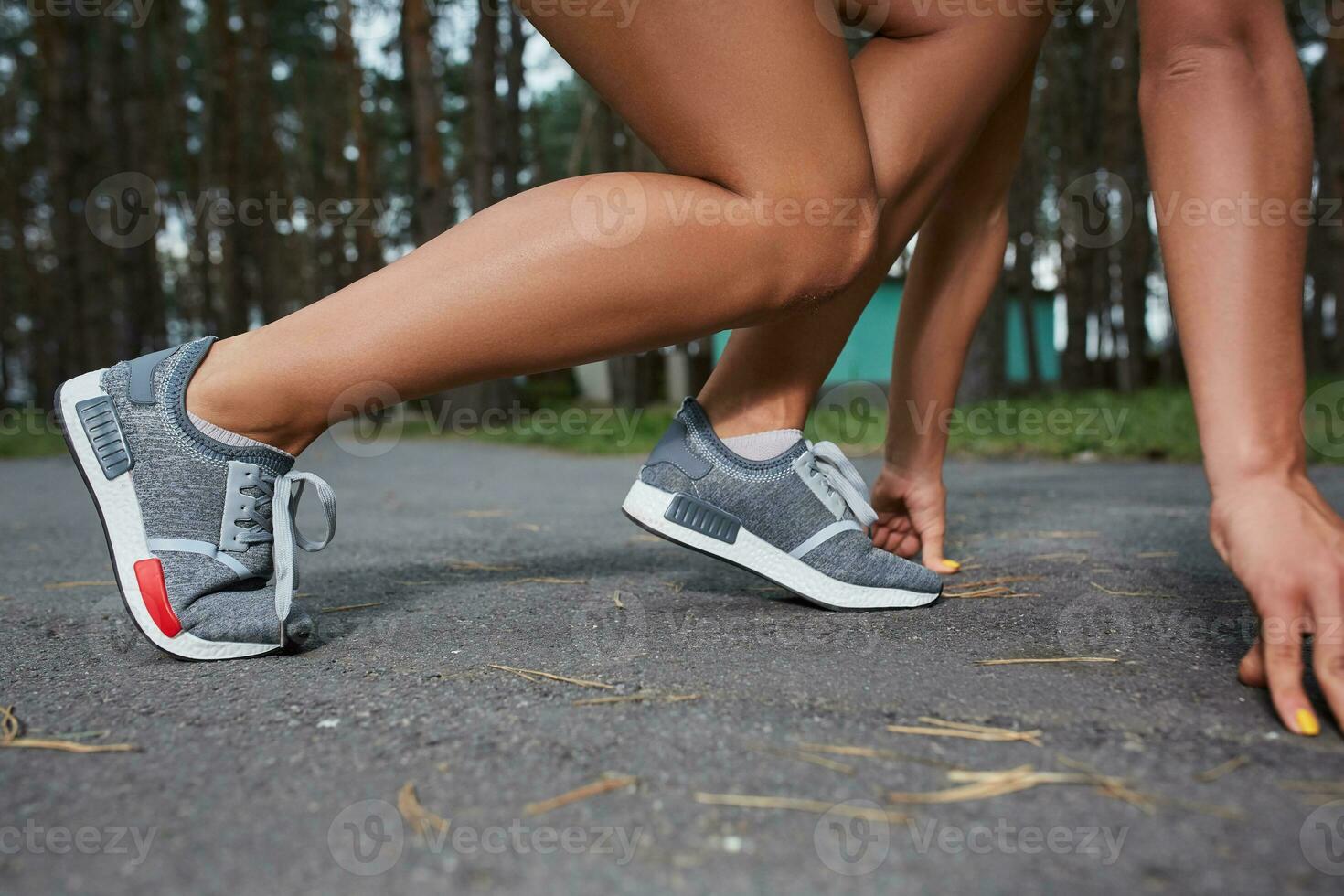 giovane donna che corre all'aperto in un parco cittadino foto