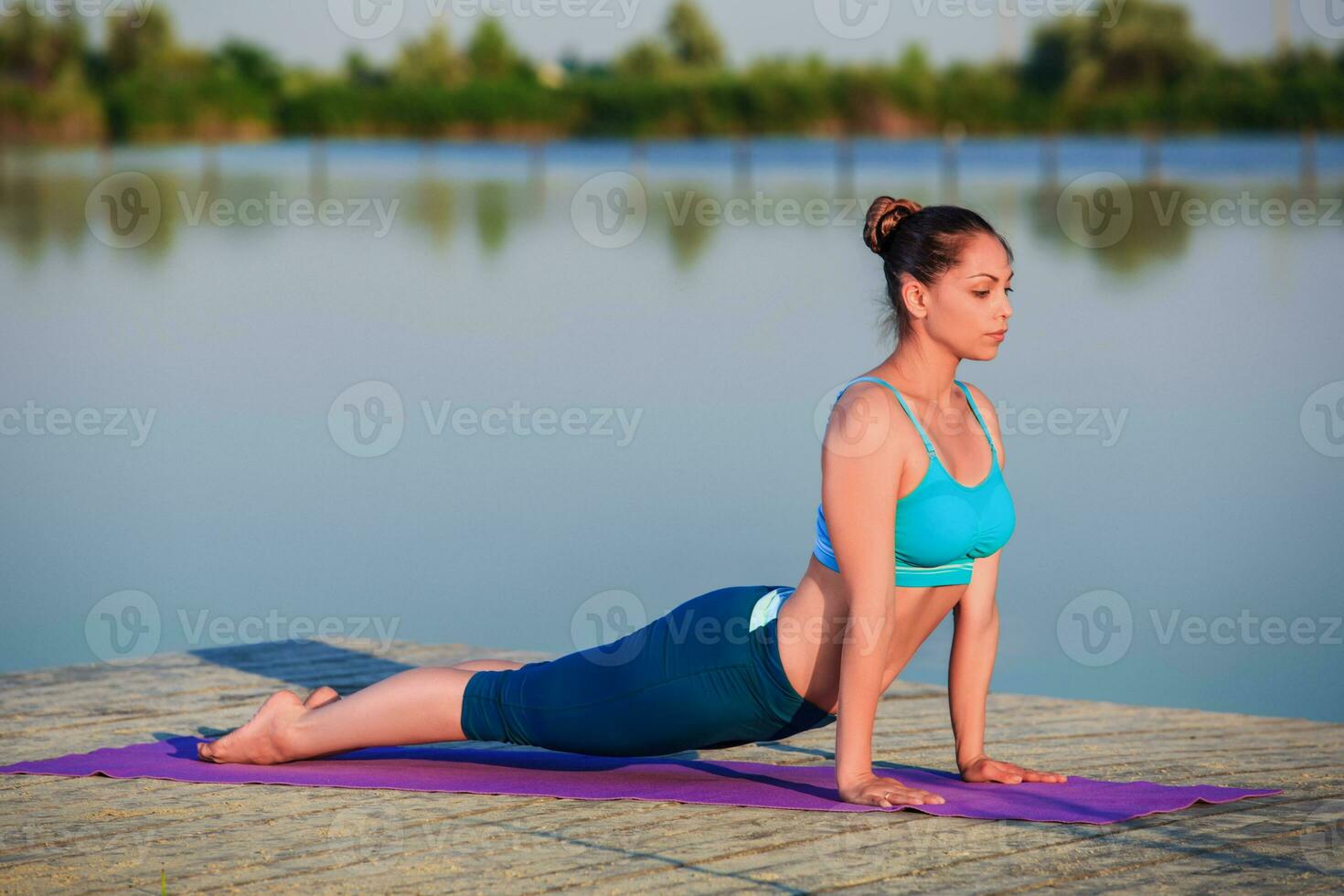 ragazza fare yoga esercizio foto