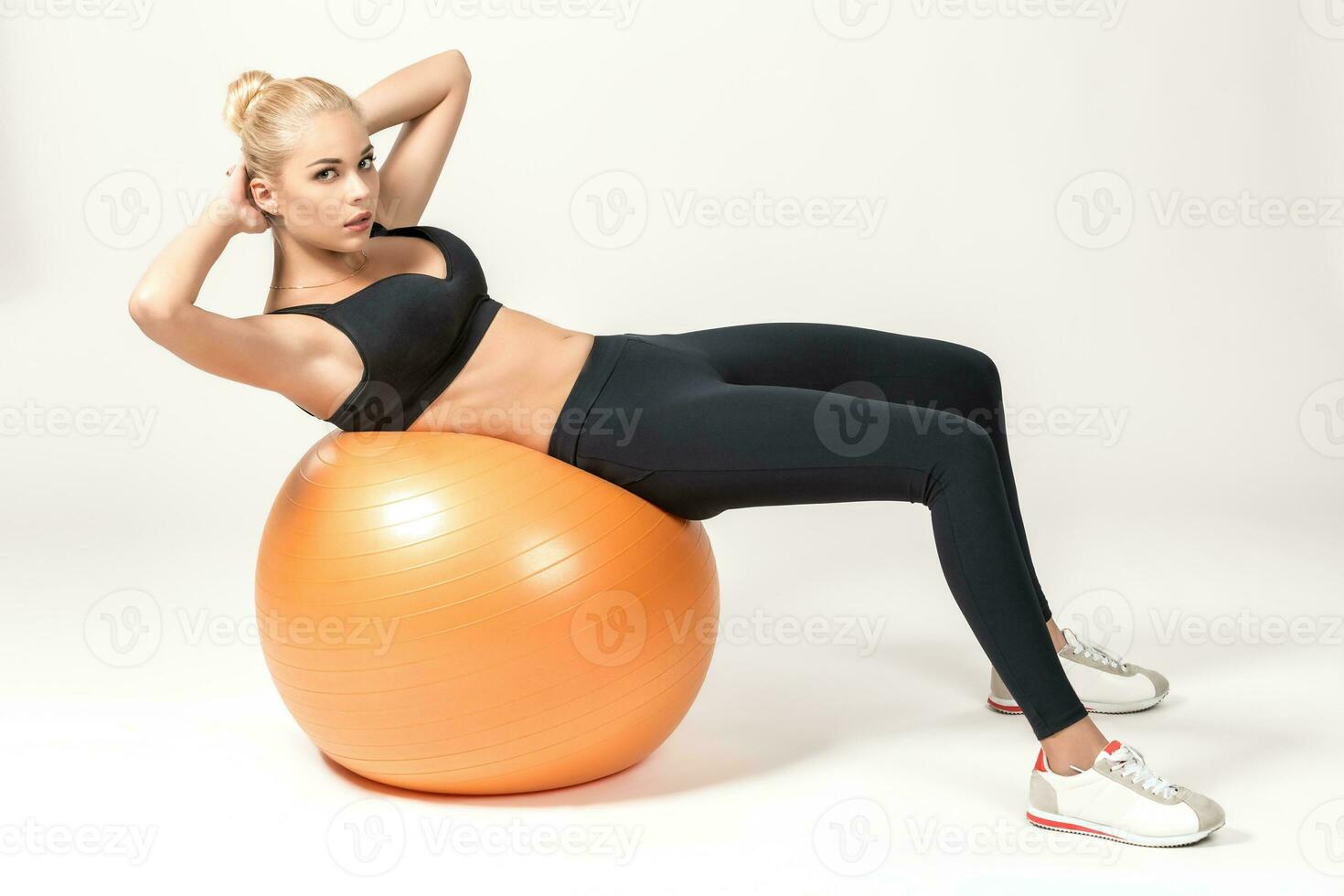 giovane donna formazione con fitball foto