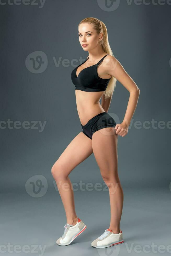 giovane bellissimo donna nel fitness indossare allenato femmina corpo foto