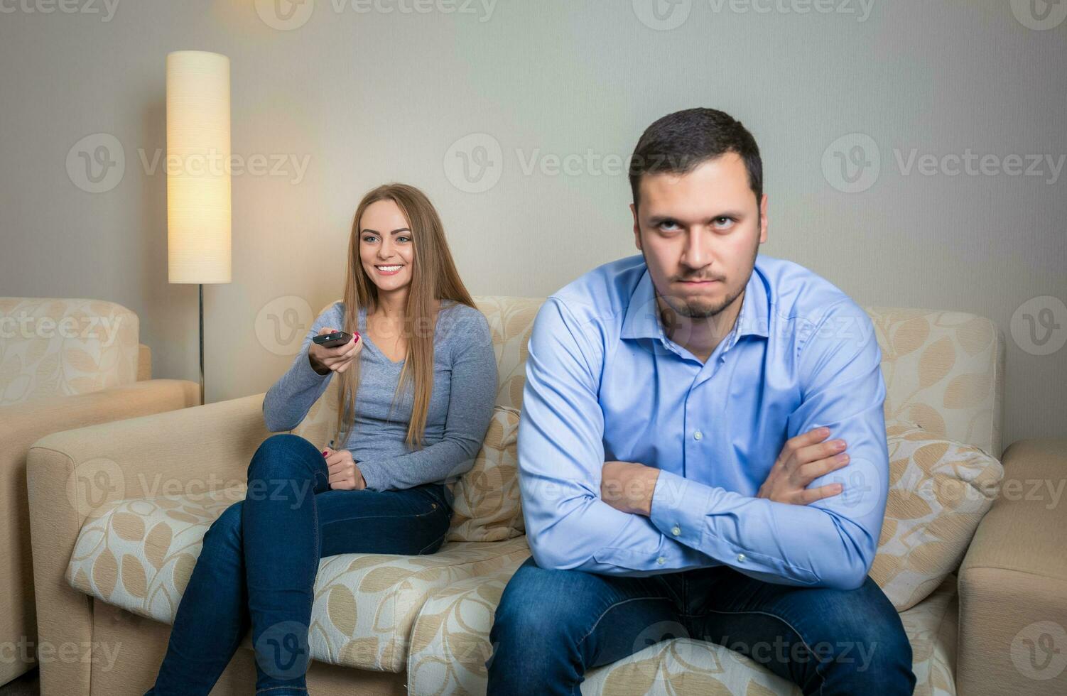 ritratto di coppia seduta su divano Guardando televisione. foto