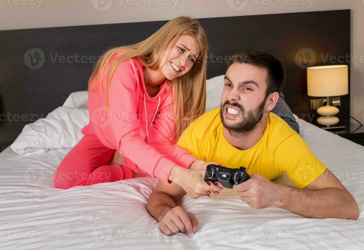 giovane coppia avendo giocando videogiochi nel letto foto