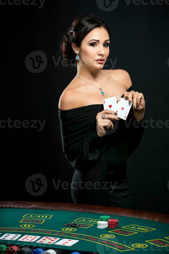 sexy donna con poker carte e patatine fritte foto