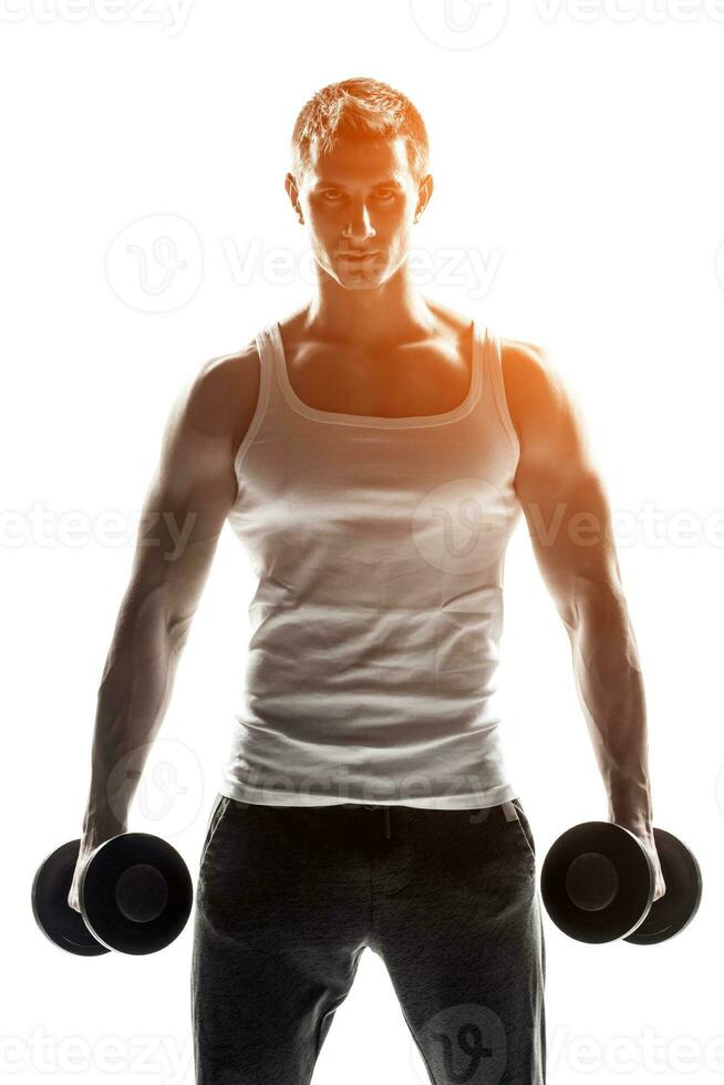 bello muscolare uomo con manubri isolato su bianca sfondo foto