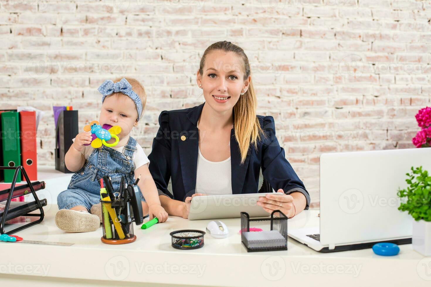 mamma e donna d'affari Lavorando con il computer portatile computer a casa e giocando con sua bambino ragazza. foto