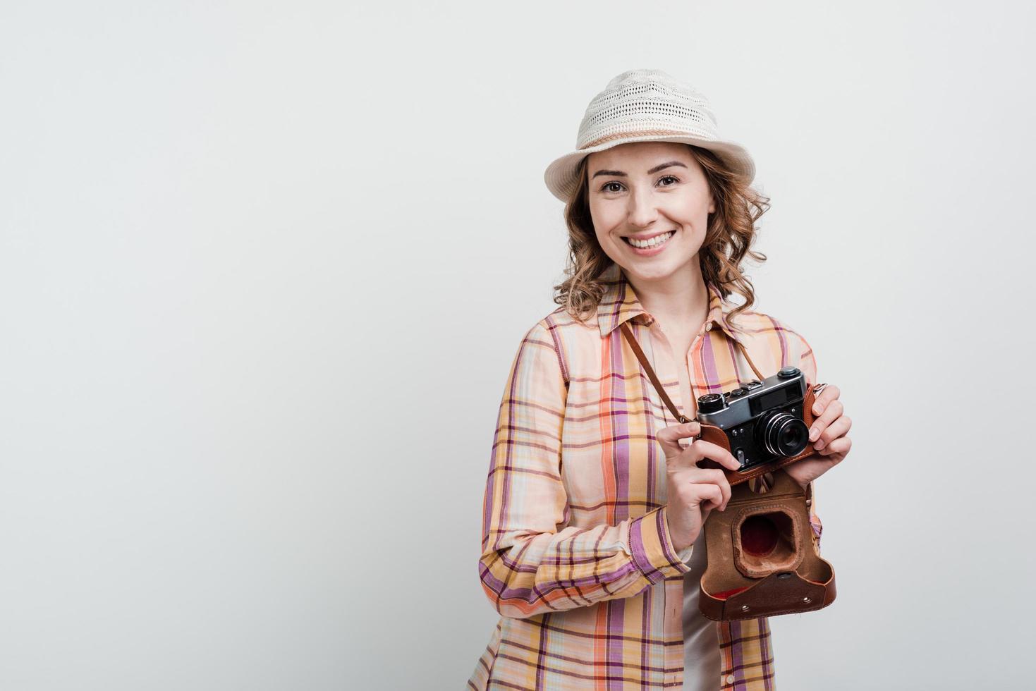 ragazza con macchina fotografica, viaggio, viaggiatore. Isolato su uno sfondo bianco. foto