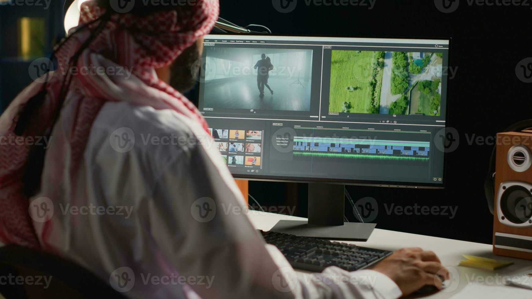 Arabo direttore della fotografia la modifica nuovo progetto, la creazione di film montaggio, Lavorando con metraggio e suono. uomo utilizzando inviare produzione Software per processi film su computer stazione di lavoro foto