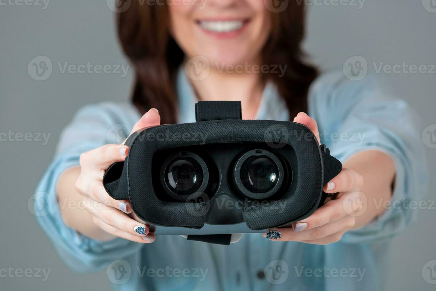 giovane donna utilizzando un' vr cuffia bicchieri foto