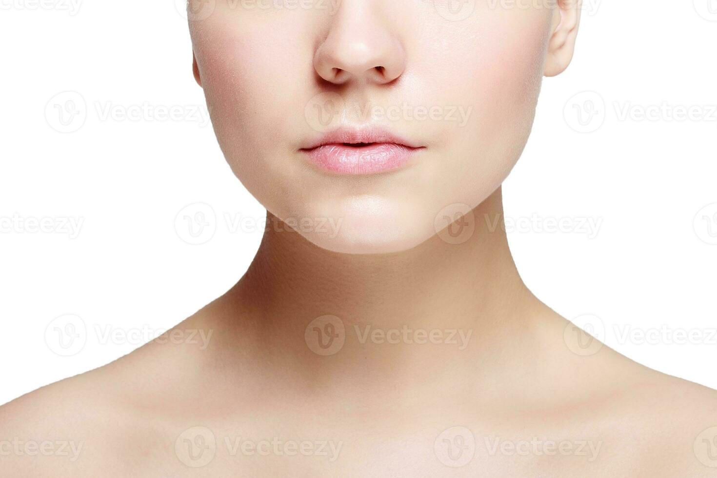 bellissimo viso giovane donna pulito fresco pelle vicino su foto