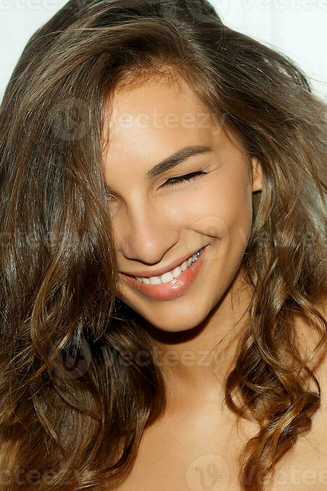 bellissimo donna viso. Perfetto trentadue denti Sorridi foto