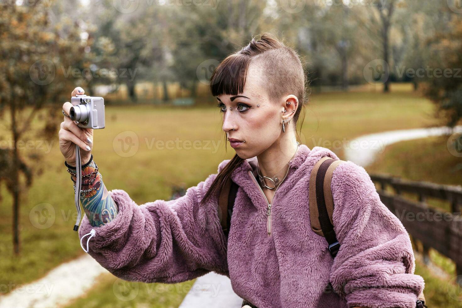 bella ragazza assunzione fotografie a partire dal un' di legno ponte