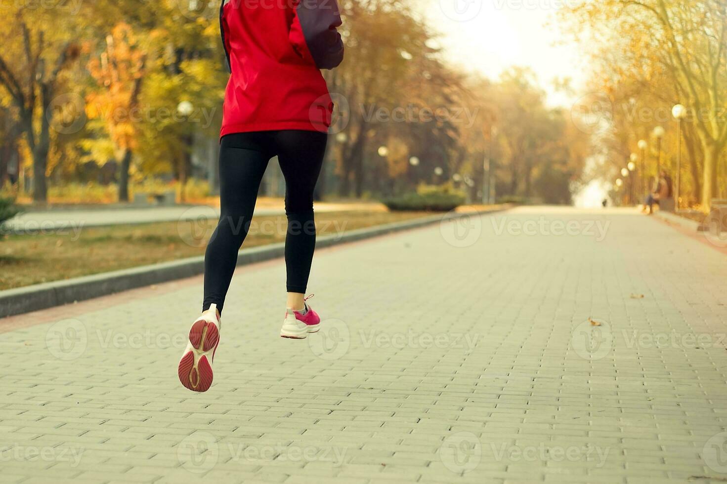 fitness ragazza in esecuzione a tramonto città centro foto