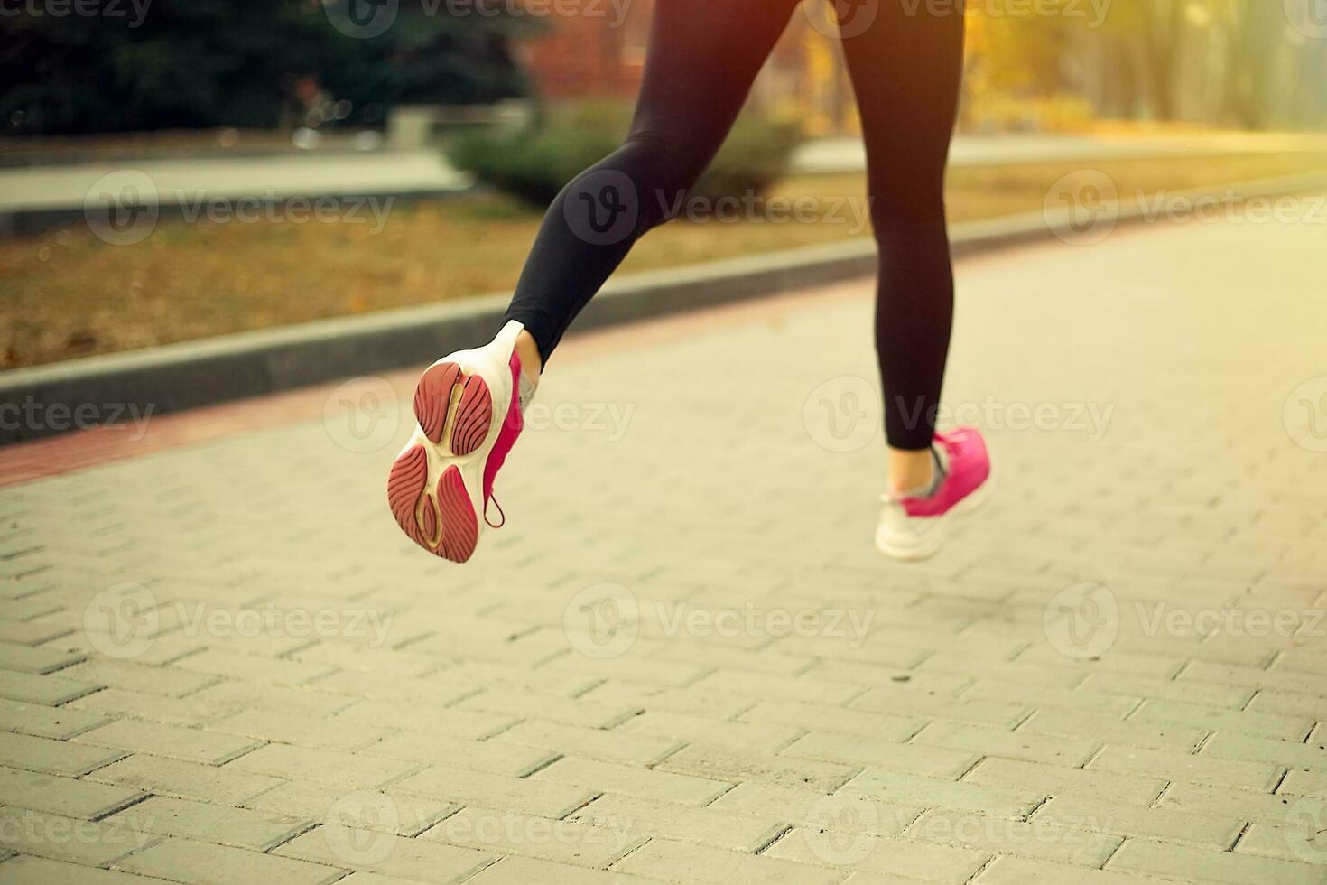 fitness ragazza in esecuzione a tramonto città centro foto