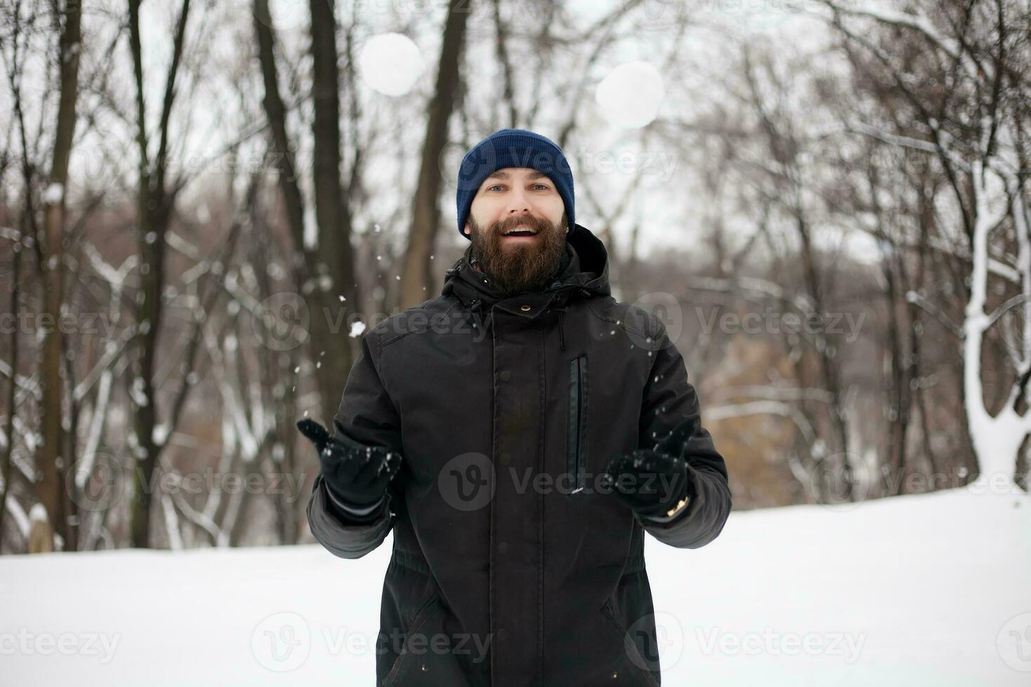 barbuto tipo giocando palle di neve foto