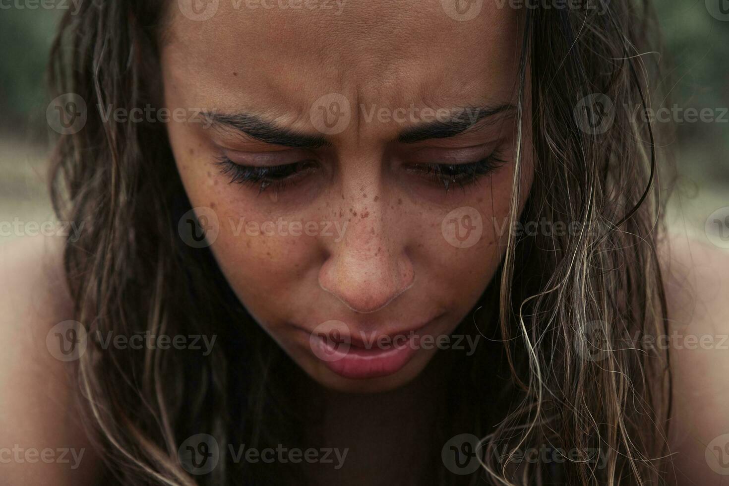 pianto bellezza ragazza. bellissimo modello donna piangere. lacrime foto