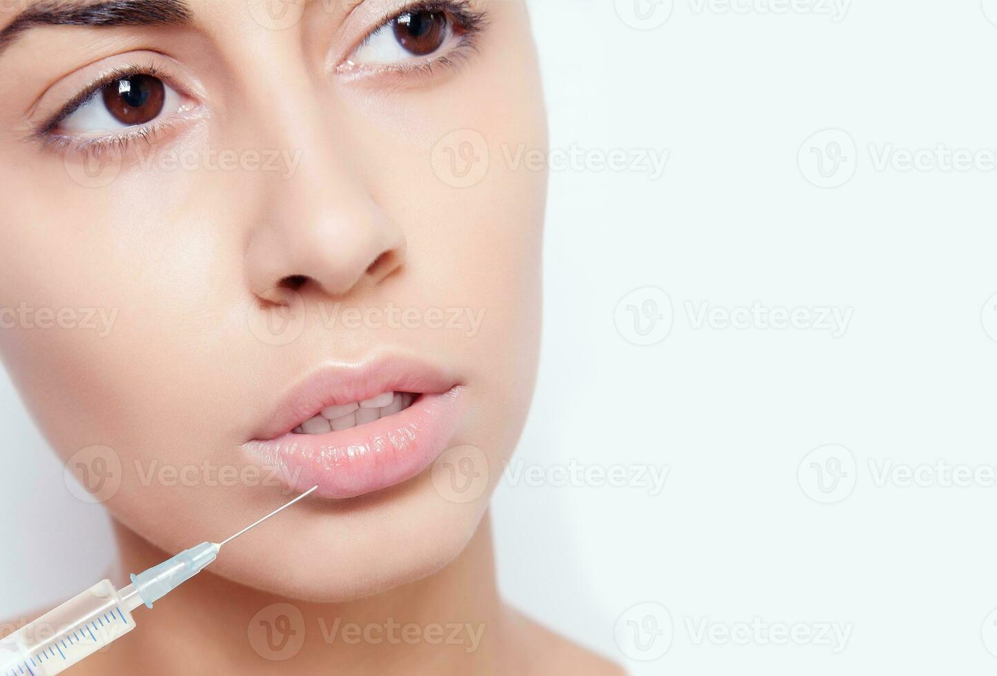attraente giovane donna prende cosmetico iniezione foto