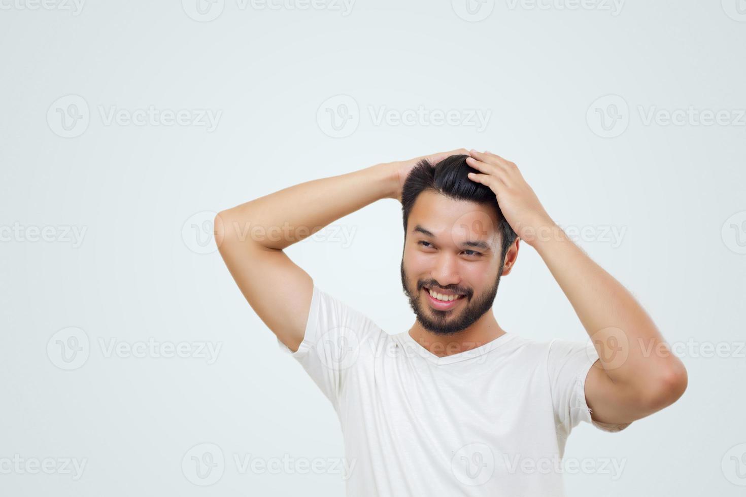 bell'uomo asiatico con i baffi, sorridente e ridente isolato su sfondo bianco foto