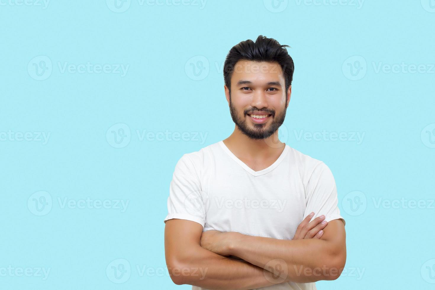 bell'uomo asiatico con i baffi, sorridente e ridente isolato su sfondo blu foto
