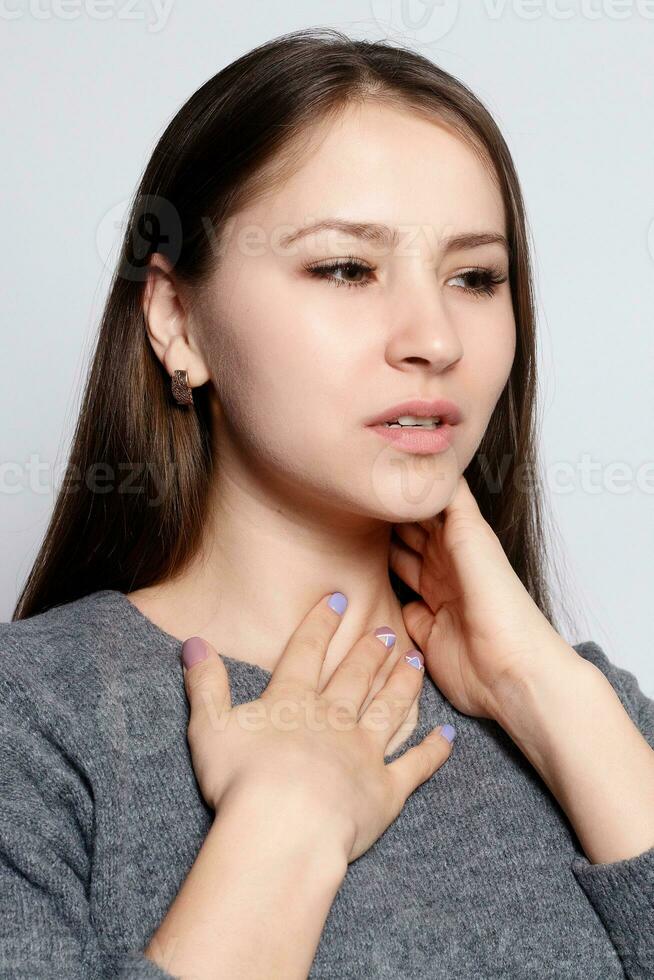 gola dolore. avvicinamento di malato donna con dolorante gola sensazione cattivo foto