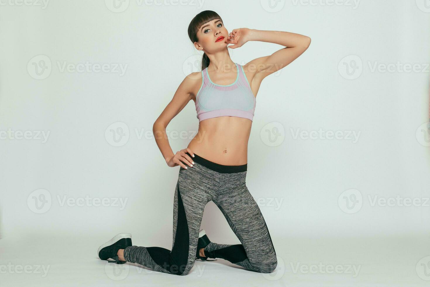 fitness modello nel grigio abbigliamento sportivo. salutare stile di vita. foto
