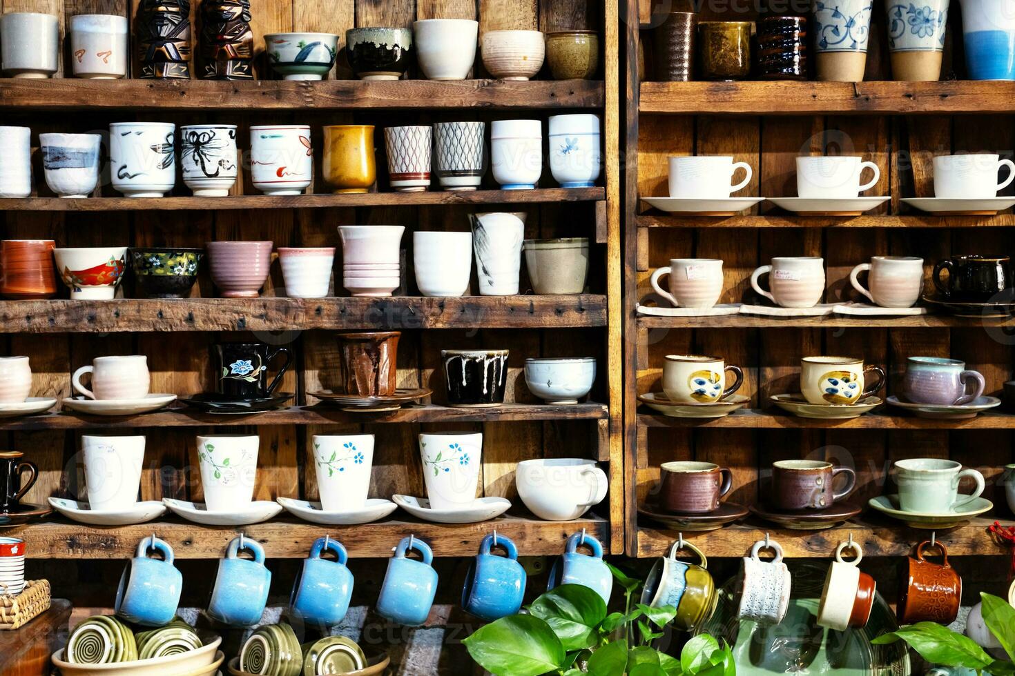 piccolo memorizzare con molti ceramica ceramica in piedi su scaffali. foto