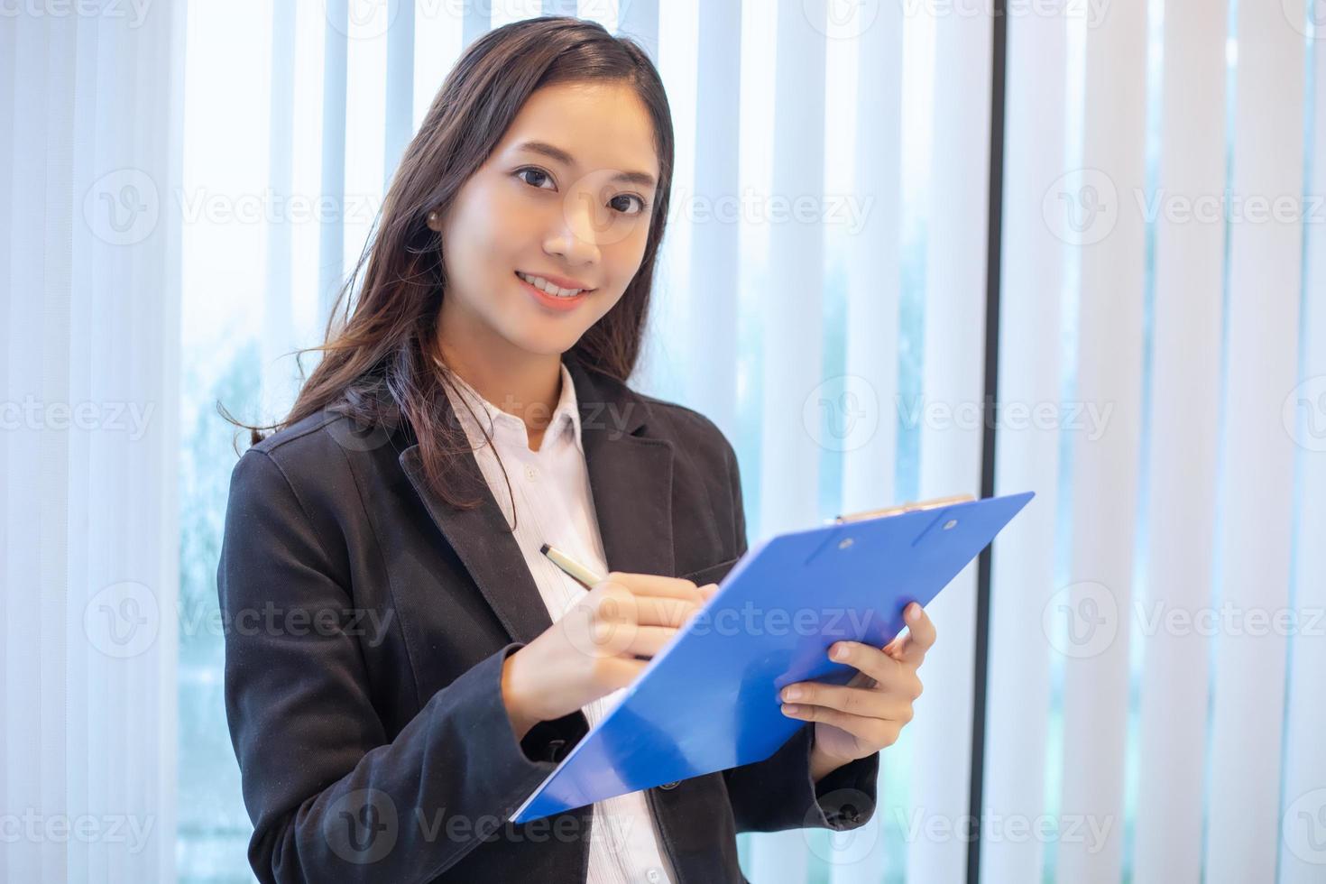 donne d'affari asiatiche sorridenti felici per il lavoro e il controllo dei documenti foto