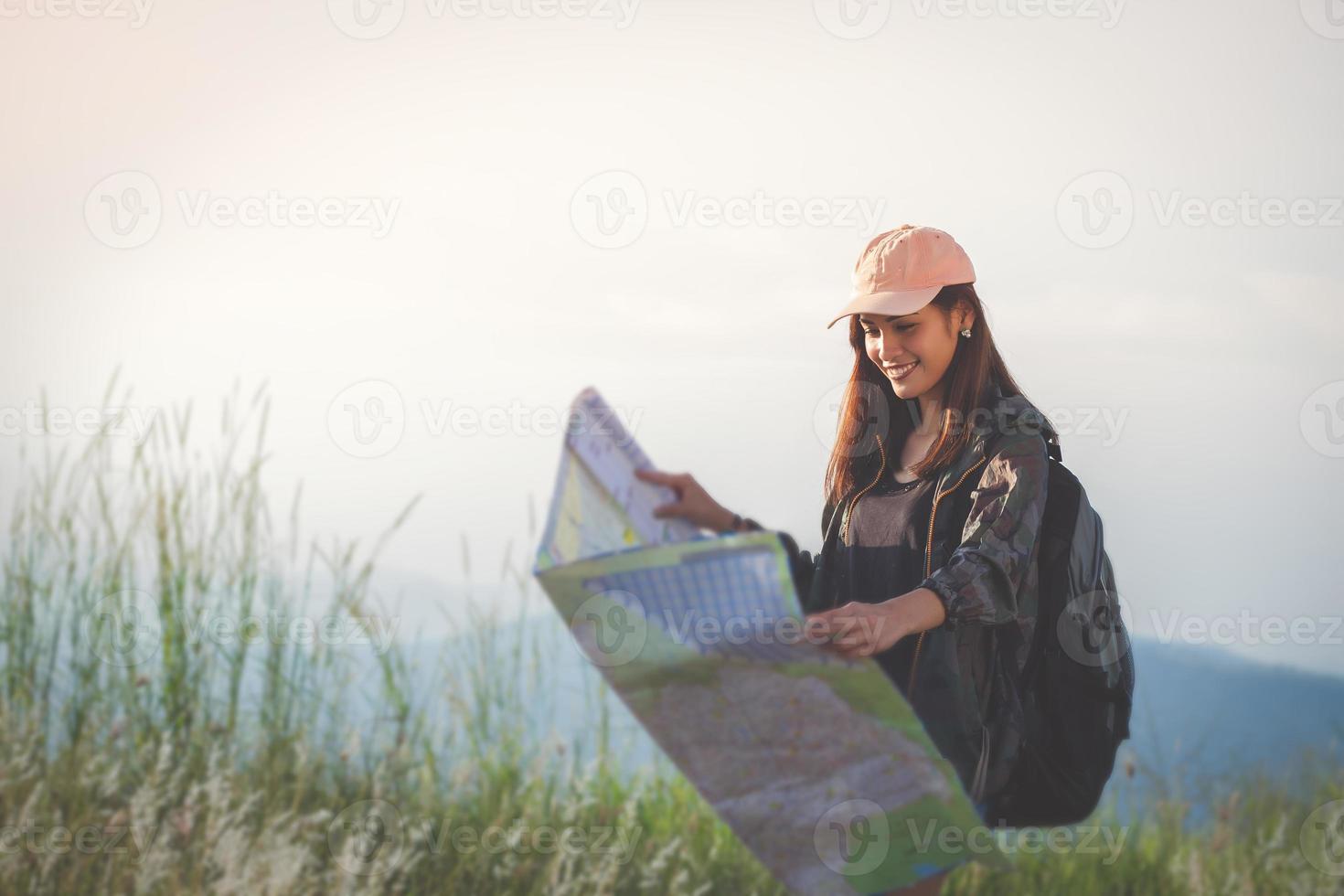 giovani donne asiatiche persone che fanno escursioni con gli amici zaini che camminano insieme e guardano la mappa e prendono la macchina fotografica per strada e sembrano felici, tempo di relax in vacanza concetto di viaggio foto