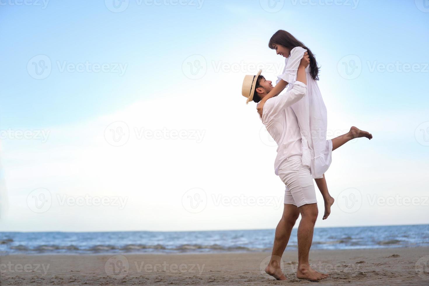 felice coppie romantiche amante che si tengono per mano insieme camminando sulla spiaggia foto