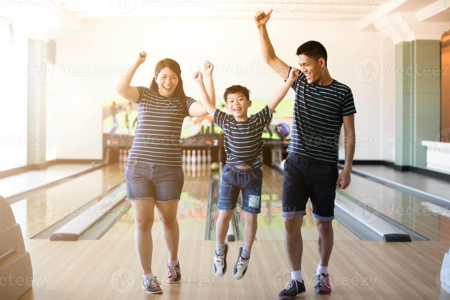 famiglia che si diverte al bowling club dopo i birilli palla da bowling, sfocato e soft focus foto