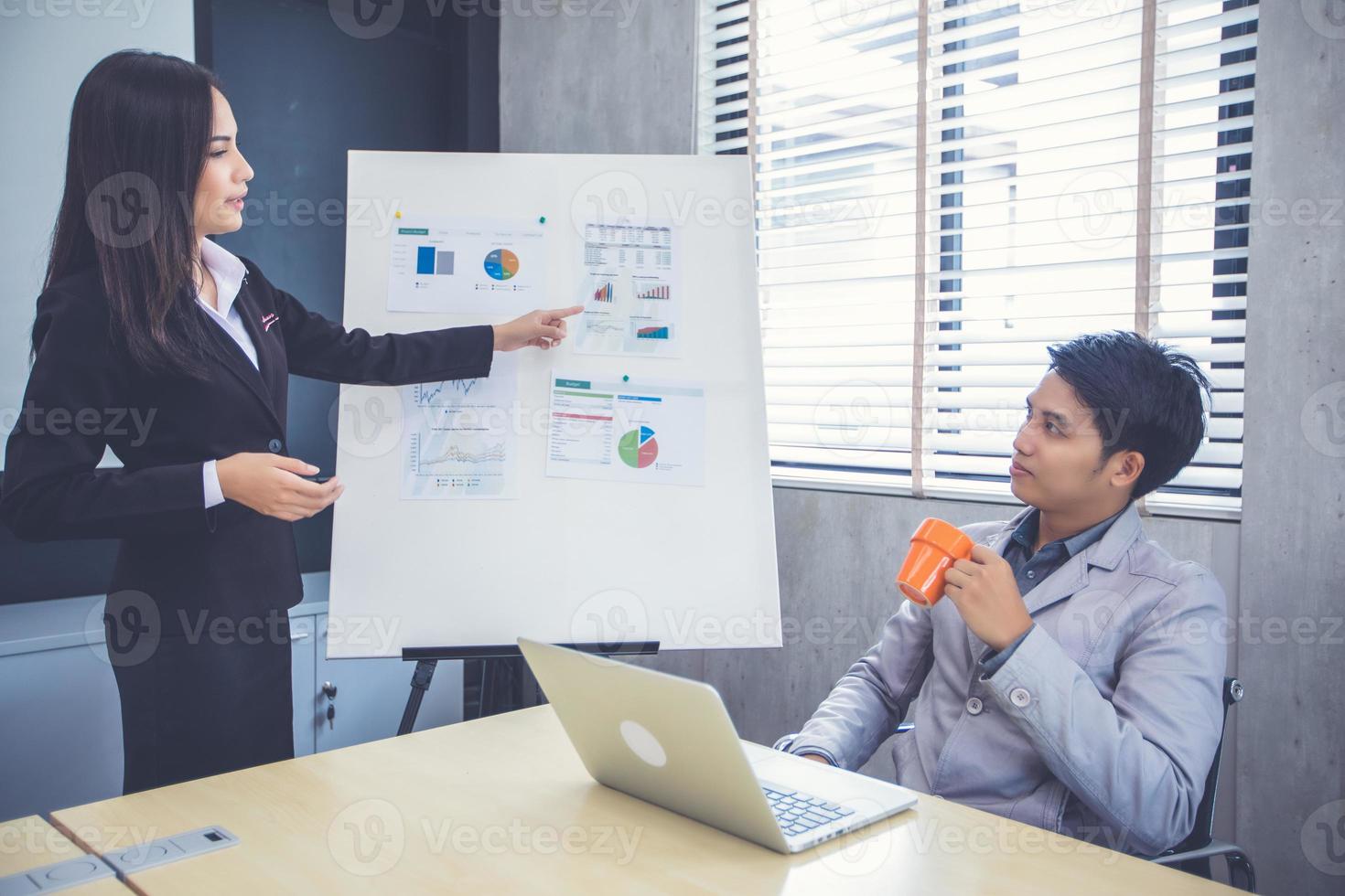 donne d'affari asiatiche e gruppi che usano il taccuino per i partner commerciali che discutono di documenti e idee alla riunione e donne d'affari che sorridono felici per il lavoro foto