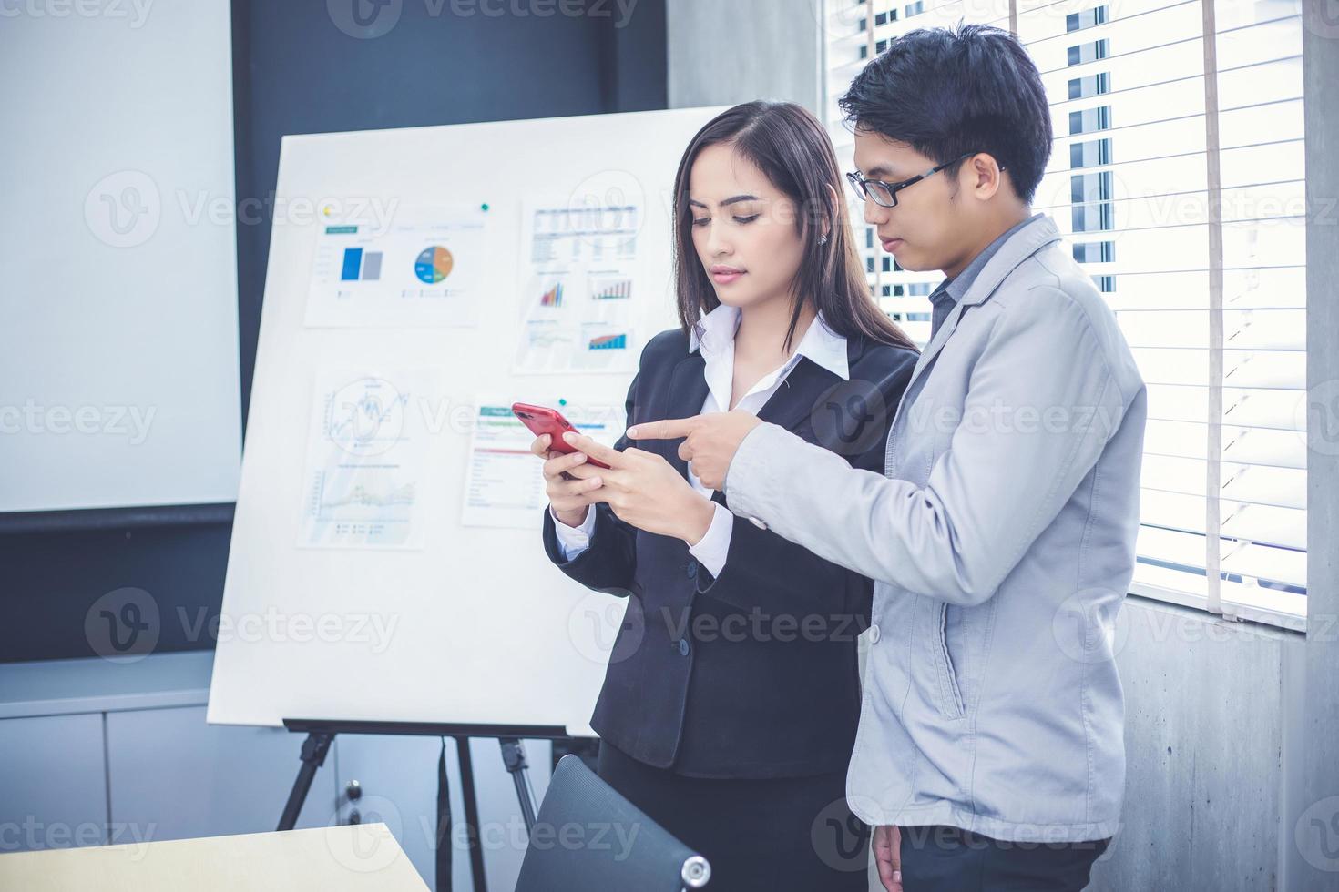 donne d'affari asiatiche e gruppi che usano il taccuino per i partner commerciali che discutono di documenti e idee alla riunione e donne d'affari che sorridono felici per il lavoro foto