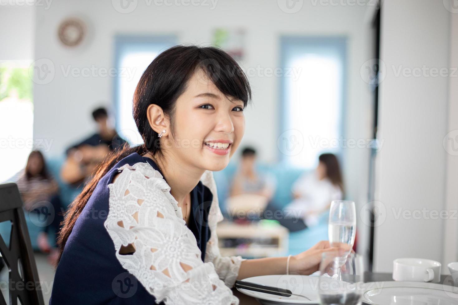 Asian giovane coppia godendo di una cena romantica drink serali seduti al tavolo da pranzo in cucina insieme,soft focus foto