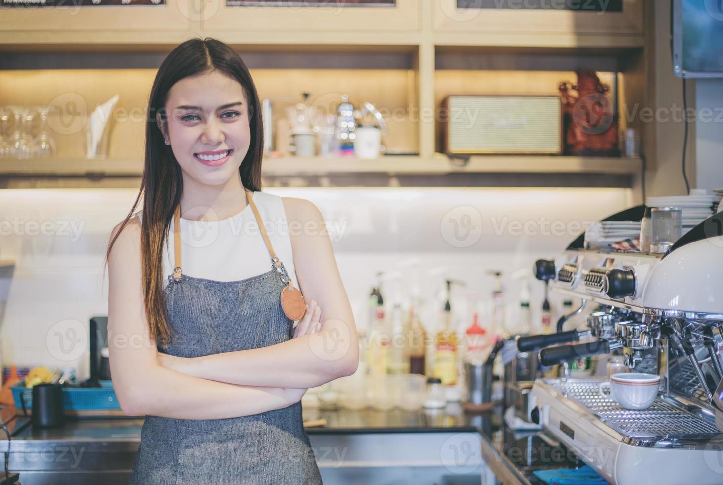 barista delle donne asiatiche che sorride e usa la macchina da caffè nel bancone della caffetteria - donna che lavora proprietario di una piccola impresa cibo e bevande concetto di caffè foto