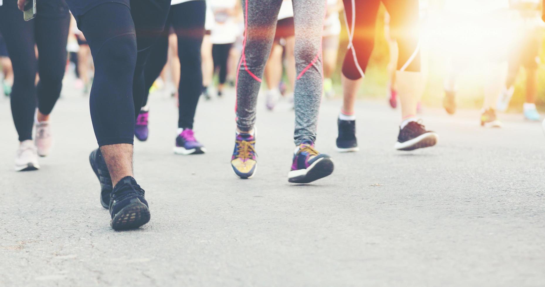 sfocatura di movimento della maratona in esecuzione foto