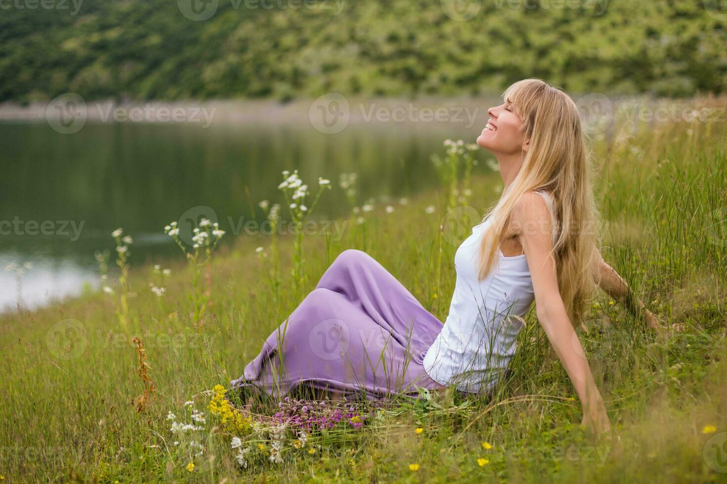 donna gode riposo nel il bellissimo natura foto