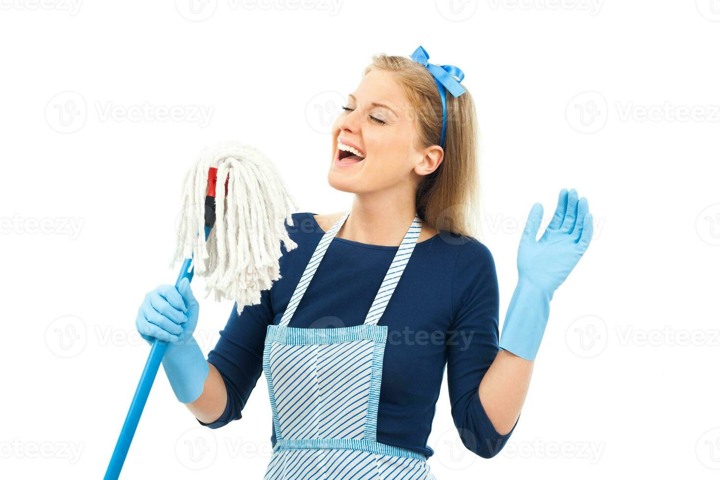 allegro casalinga pulizia e cantando foto