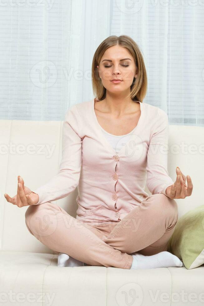 donna Meditare a sua casa foto