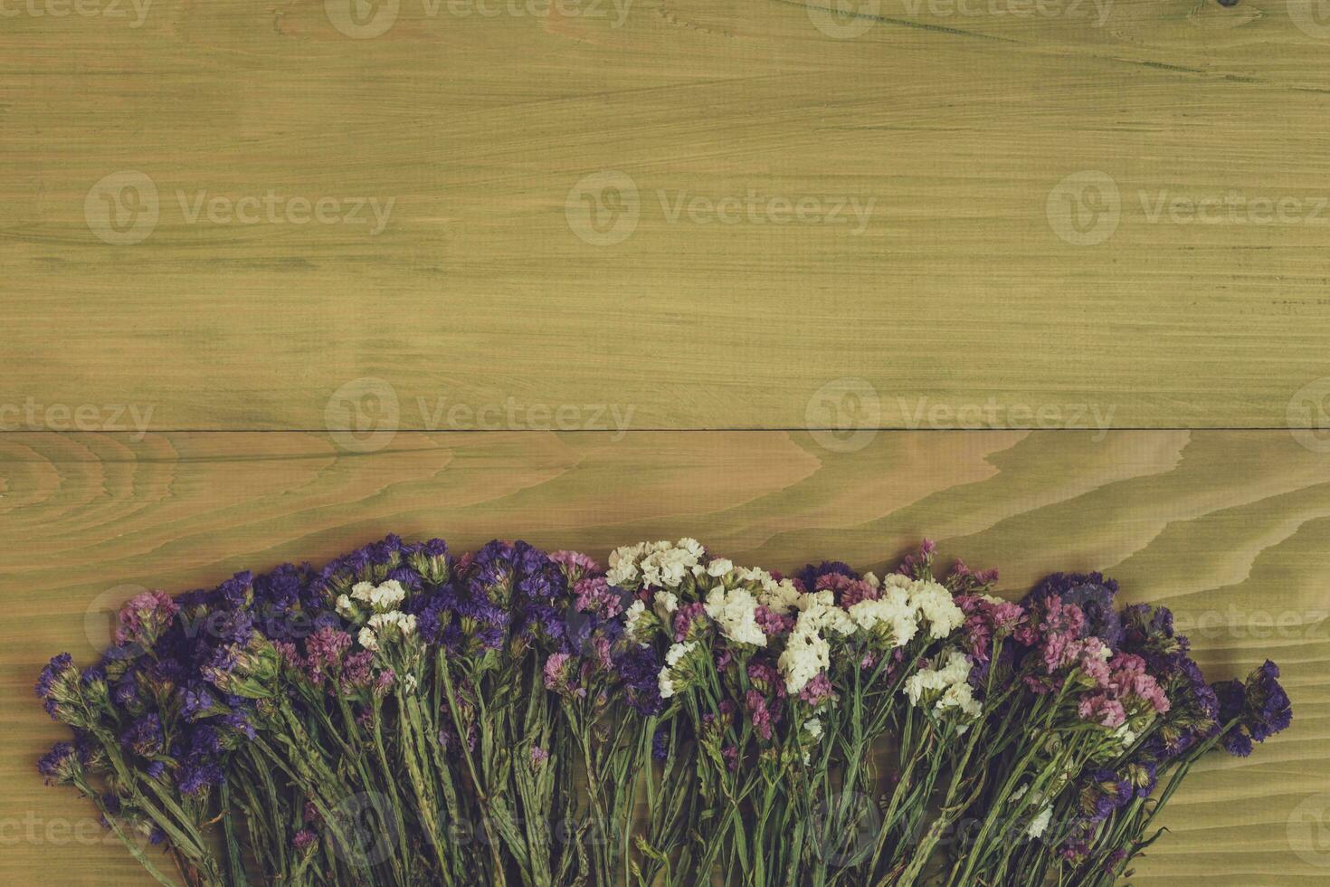 Immagine di bellissimo secco fiori su di legno sfondo. foto