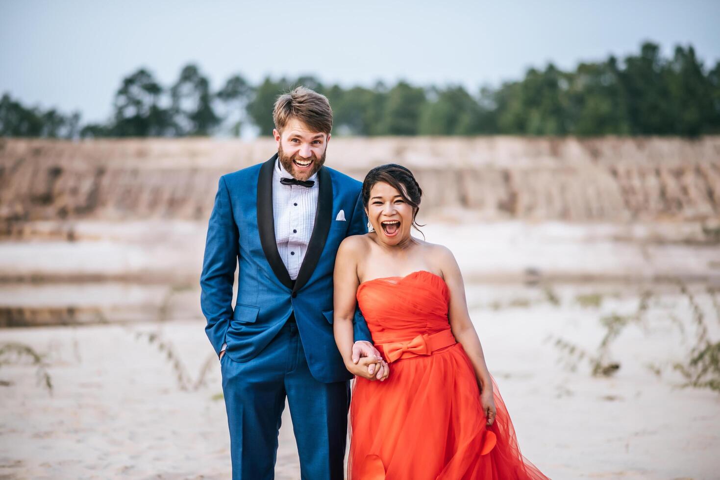 la sposa asiatica e lo sposo caucasico hanno tempo di romanticismo e sono felici insieme foto