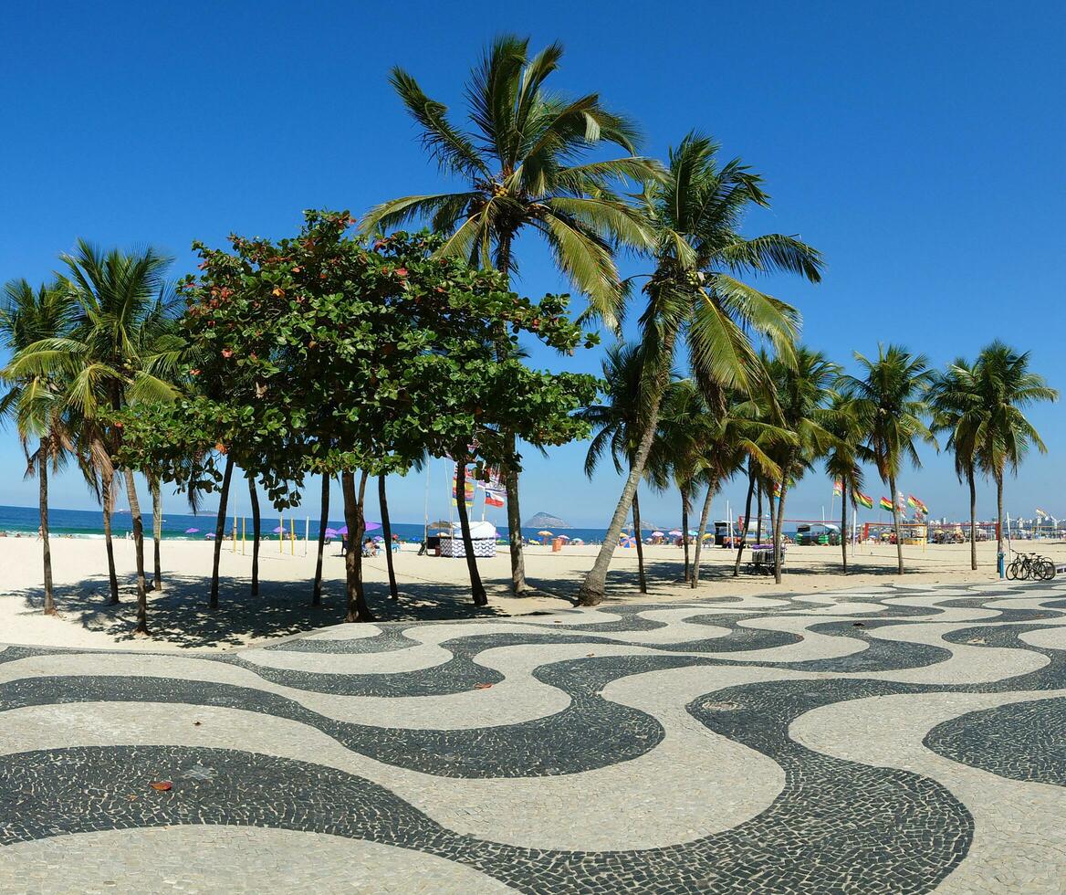 famoso marciapiede con mosaico di copacabana e leme spiaggia nel rio de janeiro brasile foto