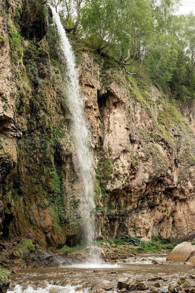 bella cascata di montagna in una giornata di pioggia foto