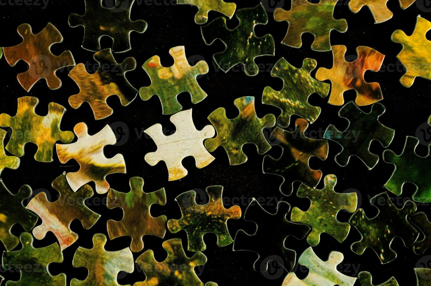 un' puzzle pezzo è mostrato con un' nero sfondo foto