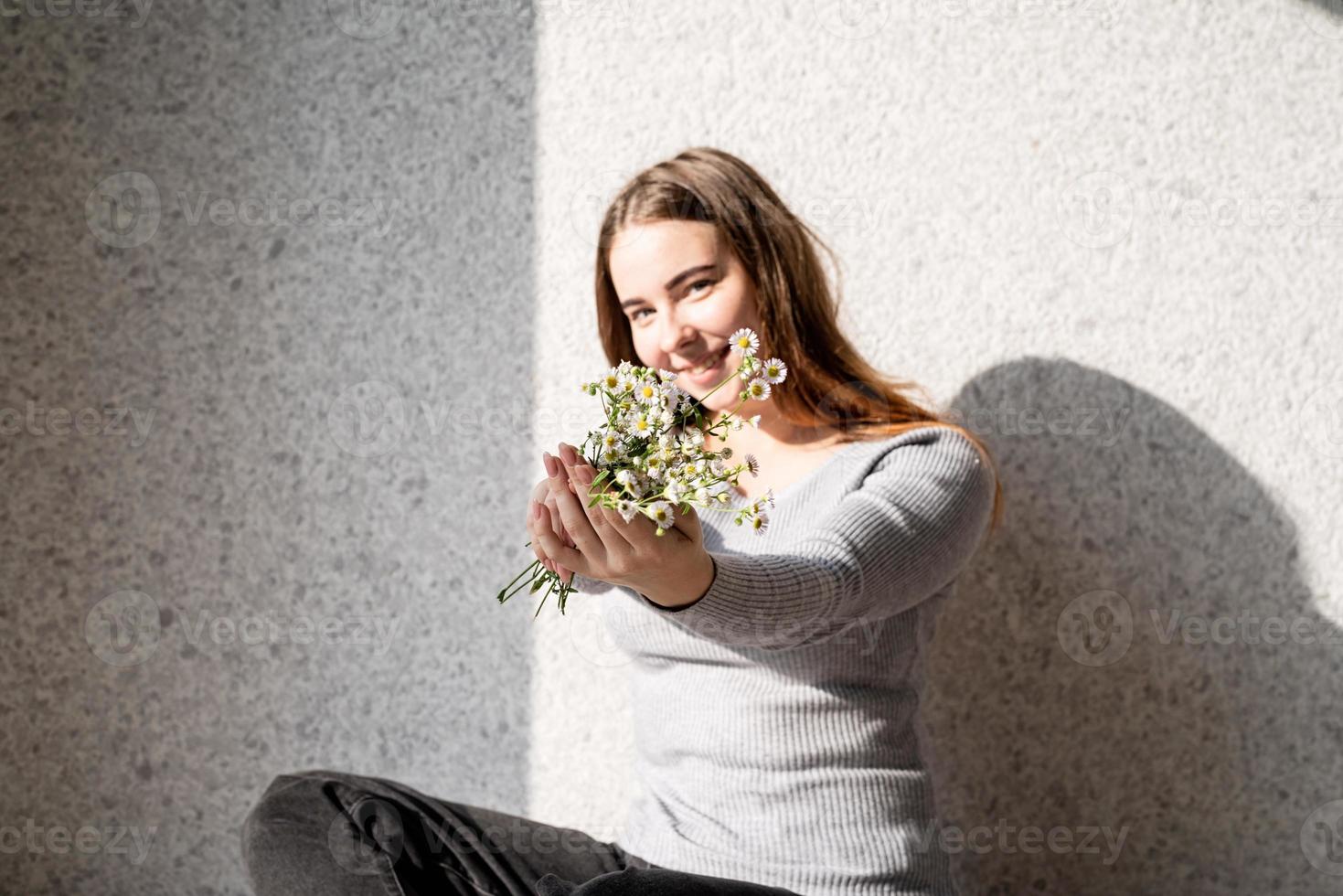 ritratto di una bellissima giovane donna con un motivo di ombre sul viso e sul corpo sotto forma di fiori foto