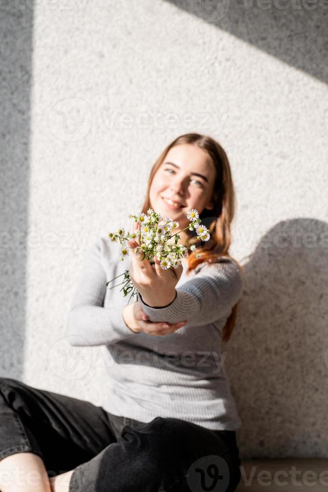 ritratto di una bellissima giovane donna con un motivo di ombre sul viso e sul corpo sotto forma di fiori foto