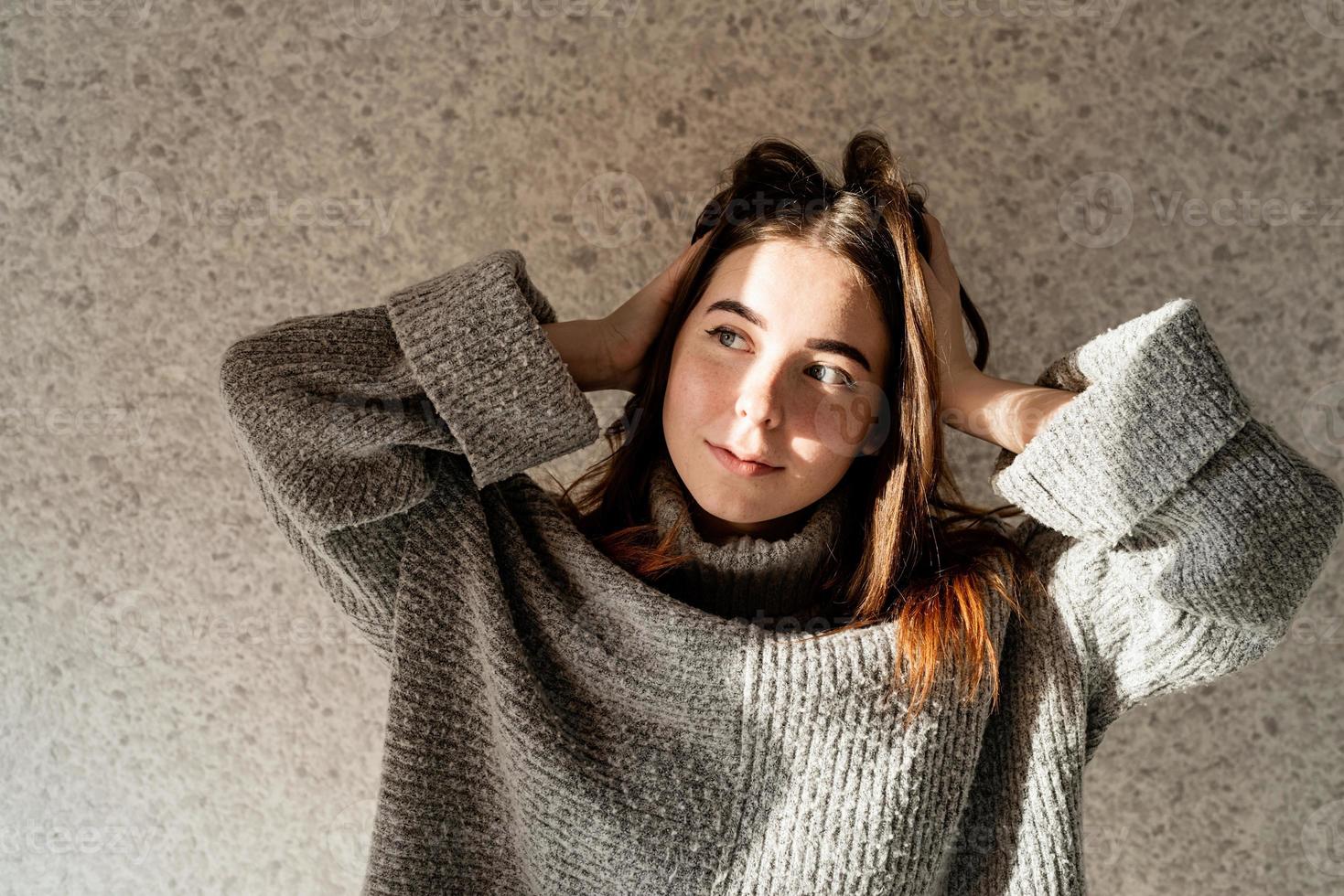 ritratto di una bellissima giovane donna con un cappello di paglia con un motivo di ombre sul viso e sul corpo foto